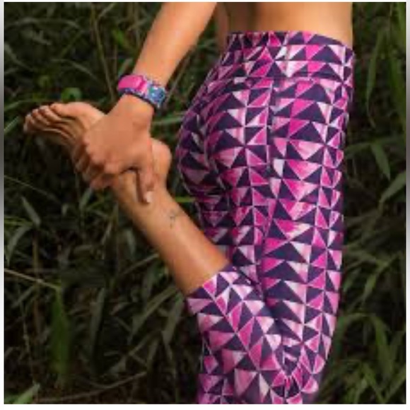 Nike Dri Fit Pink Triangle Running Athletic Capri Leggings Size Medium - Picture 1 of 7